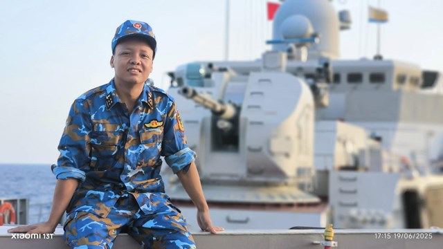 Ph&oacute;ng vi&ecirc;n Nguyễn Trường Sơn của Trung t&acirc;m Sản xuất v&agrave; Ph&aacute;t triển Nội dung số (VTV Digital), người trực tiếp tham gia ghi h&igrave;nh tr&ecirc;n kh&ocirc;ng trong lễ kỷ niệm A80 (Ảnh: NVCC) &nbsp;