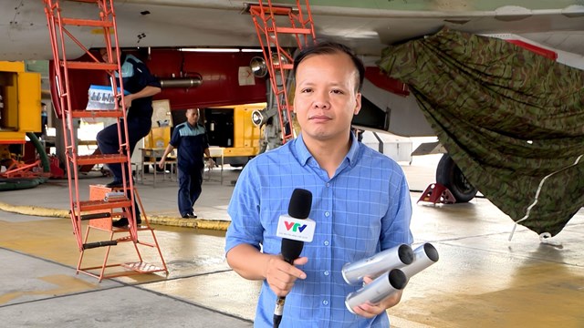 Ph&oacute;ng vi&ecirc;n Nguyễn Trường Sơn (VTV) t&aacute;c nghiệp tại s&acirc;n bay qu&acirc;n sự trong qu&aacute; tr&igrave;nh chuẩn bị ghi h&igrave;nh m&agrave;n bay biểu diễn phục vụ Lễ diễu binh, diễu h&agrave;nh 80 năm Quốc kh&aacute;nh. (Ảnh: NVCC) &nbsp;
