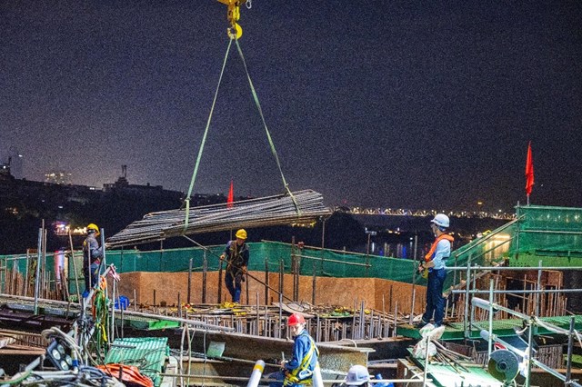 C&ocirc;ng trường cầu Trần Hưng Đạo duy tr&igrave; 28 mũi thi c&ocirc;ng ng&agrave;y đ&ecirc;m với 700 người v&agrave; hơn 120 m&aacute;y m&oacute;c, thiết bị &nbsp;