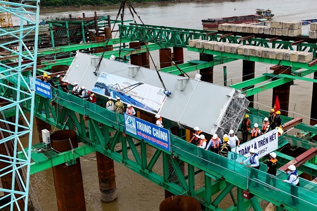 C&ocirc;ng t&aacute;c lắp đặt dầm dọc chủ với độ nghi&ecirc;ng 33 độ so với phương ngang, b&aacute;m s&aacute;t thiết kế &ldquo;v&ograve;m v&ocirc; cực&rdquo; &nbsp;