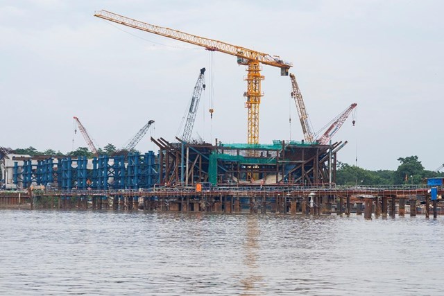 Hệ thống m&oacute;ng trụ cầu v&agrave; đ&agrave; gi&aacute;o tạm được lắp dựng vững chắc, đảm bảo cho c&ocirc;ng t&aacute;c lắp đặt dầm, s&agrave;n, v&ograve;m th&eacute;p tr&ecirc;n cao &nbsp;