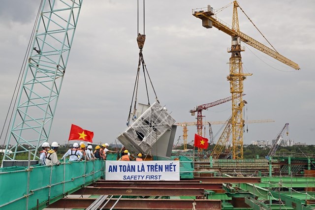 Đốt dầm dọc chủ đầu ti&ecirc;n được lắp đặt th&agrave;nh c&ocirc;ng ng&agrave;y 31/8/2026 &nbsp;
