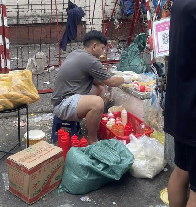 C&aacute;c chai tương ớt được sử dụng m&agrave; kh&ocirc;ng c&oacute; nh&atilde;n m&aacute;c &nbsp;
