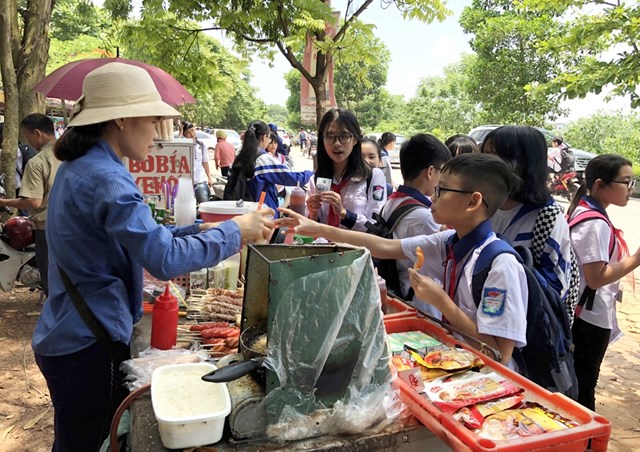 Đồ ăn vặt cổng trường: Ngon, rẻ nhưng tiềm ẩn nhiều rủi ro - Ảnh 1