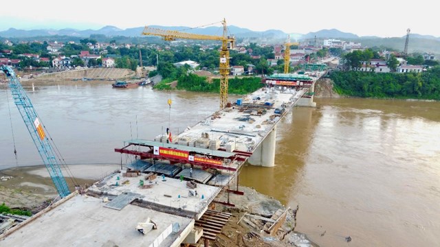 C&ocirc;ng tr&igrave;nh cầu Phong Ch&acirc;u mới đang được nh&agrave; thầu t&iacute;ch cực triển khai nhằm ho&agrave;n th&agrave;nh theo đ&uacute;ng kế hoạch