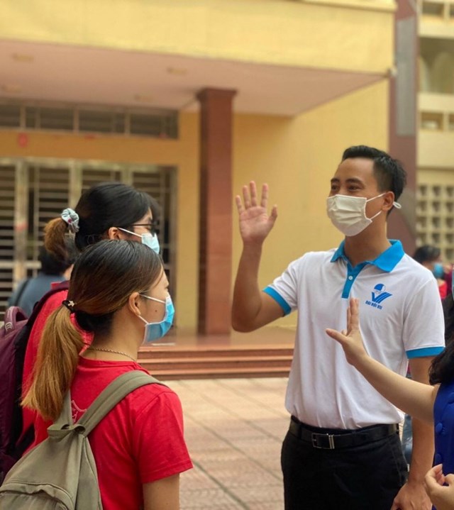 Đồng ch&iacute; Nguyễn Đức Tiến, Ủy vi&ecirc;n Ban chấp h&agrave;nh Trung ương Đo&agrave;n, Ph&oacute; B&iacute; thư Thường trực Th&agrave;nh đo&agrave;n, Chủ tịch Hội LHTN Việt Nam th&agrave;nh phố H&agrave; Nội chia sẻ: T&ocirc;i đ&atilde; từng tham gia nhiều Lễ tiễn nhiều đo&agrave;n sinh vi&ecirc;n Y Dược đi t&igrave;nh nguyện chống dịch tại c&aacute;c tỉnh, nhưng c&oacute; lẽ cảm x&uacute;c lần n&agrave;y đặc biệt hơn. Tất cả v&igrave; an to&agrave;n, vị thế hệ của Thủ đ&ocirc;. C&aacute;m ơn gần 18000 t&igrave;nh nguyện vi&ecirc;n Thủ đ&ocirc; v&agrave; c&aacute;n bộ Đo&agrave;n - Hội to&agrave;n Th&agrave;nh phố.