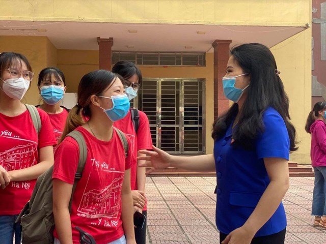 Trong số 410 sinh vi&ecirc;n đợt 1 s&aacute;ng nay đi tăng cường cho Thanh Oai, Ho&agrave;ng Mai, T&acirc;y Hồ v&agrave; Cầu Giấy c&oacute; 335 bạn sinh vi&ecirc;n năm thứ 6, ĐH Y H&agrave; Nội đ&atilde; từng chinh chiến tại Bắc Giang, Bắc Ninh, B&igrave;nh Dương vừa trở về lập tức xung phong &ldquo;bảo vệ&rdquo; H&agrave; Nội.