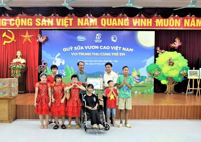 &Ocirc;ng Nguyễn Kim Cam &ndash; Gi&aacute;m đốc Trung t&acirc;m Phục hồi chức năng Việt-H&agrave;n nhận m&oacute;n qu&agrave; trung thu từ Đại diện Quỹ bảo trợ trẻ em Việt Nam