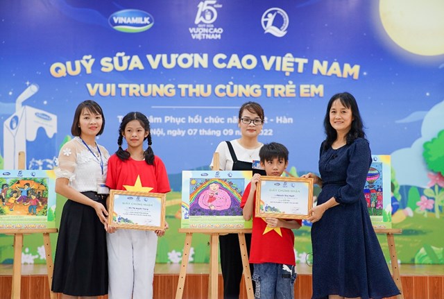 Em Ph&iacute; Thị Huyền Trang (giải khuyến kh&iacute;ch) v&agrave; Nguyễn Duy Mạnh (giải ba) nhận qu&agrave; từ đại diện c&ocirc;ng ty Vinamilk