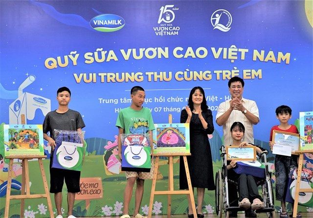 Với chủ đề &ldquo;Em vẽ ước mơ vươn cao&rdquo;, nhiều bức vẽ c&oacute; bố cục đẹp mắt, &yacute; tưởng đặc sắc v&agrave; th&ocirc;ng điệp &yacute; nghĩa đ&atilde; g&acirc;y ấn tượng mạnh với ban tổ chức