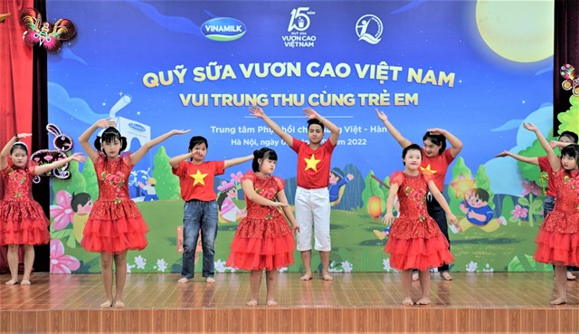 Với sự hướng dẫn tận t&igrave;nh của c&ocirc; gi&aacute;o, c&aacute;c em tại Trung t&acirc;m phục hồi chức năng Việt-H&agrave;n đ&atilde; c&oacute; m&agrave;n tr&igrave;nh diễn văn nghệ rất tự tin.