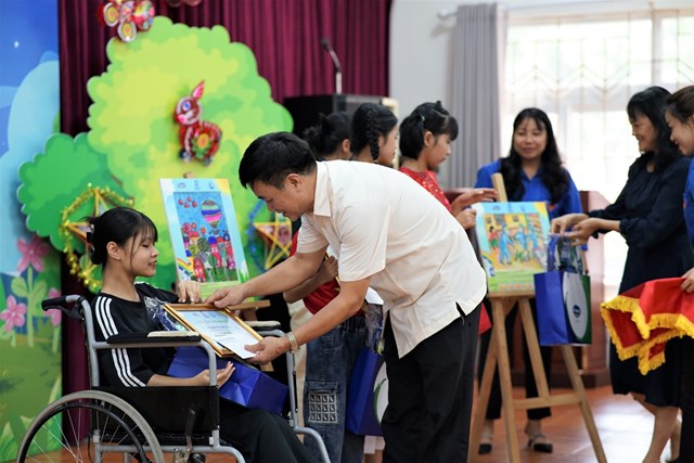 &nbsp; Em Nguyễn Thị V&acirc;n Giang &ndash; Giải Nh&igrave; cuộc thi vẽ tranh nhận bằng khen v&agrave; qu&agrave; tặng kh&iacute;ch lệ từ Gi&aacute;m đốc Quỹ bảo trợ trẻ em Việt Nam