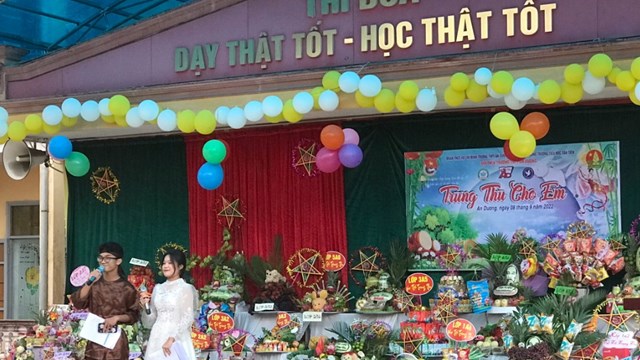 C&aacute;c em học sinh gặp gỡ, giao lưu với chị Hằng Nga v&agrave; ch&uacute; Cuội.