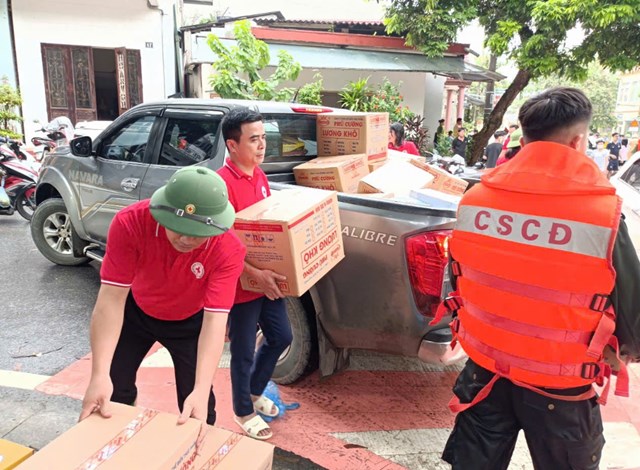 Thủ tướng chỉ đạo khẩn trương cung cấp lương thực, nhu yếu phẩm cho người d&acirc;n bị ảnh hưởng bởi b&atilde;o số 3.