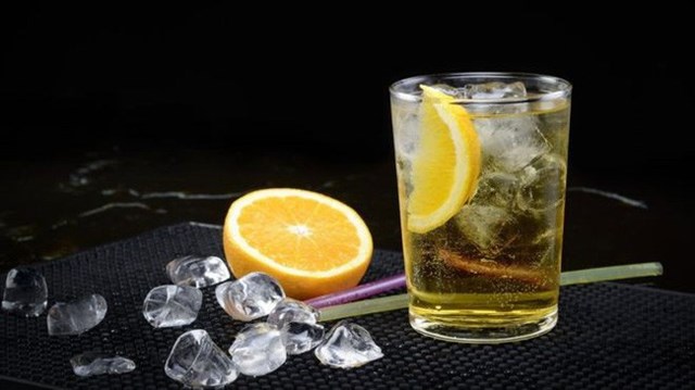 Việc kết hợp nước tăng lực với rượu c&oacute; thể l&agrave;m tăng nguy cơ đ&aacute;nh trống ngực. (Ảnh minh hoạ - Nguồn Internet)&nbsp;&nbsp;