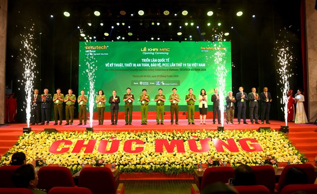 C&aacute;c đại biểu thực hiện nghi thức cắt băng khai mạc triển l&atilde;m. &nbsp;