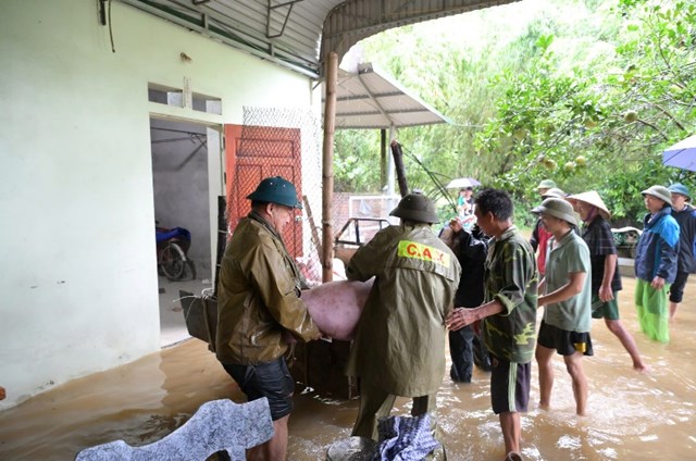 C&ocirc;ng an x&atilde; Ph&ugrave; Lưu c&ugrave;ng b&agrave; con hỗ trợ nh&agrave; d&acirc;n di chuyển t&agrave;i sản &nbsp;