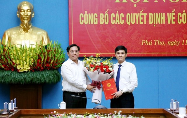 Chủ tịch UBND tỉnh Ph&uacute; Thọ Trần Duy Đ&ocirc;ng tặng hoa ch&uacute;c mừng v&agrave; trao quyết định điều động, bổ nhiệm đồng ch&iacute; Ng&ocirc; Ch&iacute; Tuệ giữ chức vụ Ch&aacute;nh Văn ph&ograve;ng UBND tỉnh