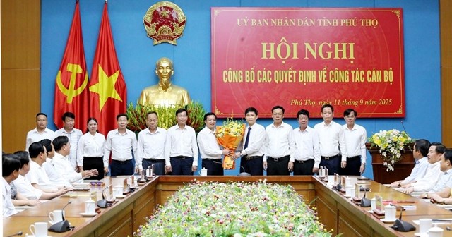 L&atilde;nh đạo phường Vĩnh Y&ecirc;n tặng hoa ch&uacute;c mừng đồng ch&iacute; t&acirc;n Ch&aacute;nh Văn ph&ograve;ng UBND tỉnh Ng&ocirc; Ch&iacute; Tuệ