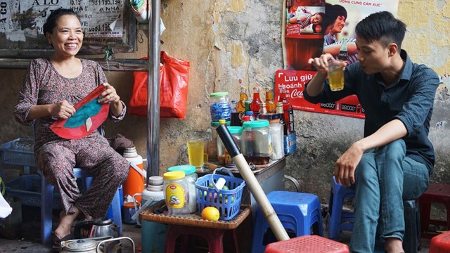 Ch&uacute;ng ta dễ d&agrave;ng bắt gặp những qu&aacute;n tr&agrave; nhỏ b&ecirc;n gốc c&acirc;y, dưới ch&acirc;n cầu hay tr&ecirc;n h&egrave; phố