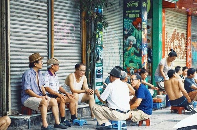 Qu&aacute;n tr&agrave; vỉa h&egrave; chỉ với v&agrave;i chiếc ghế v&agrave; b&agrave;n nhỏ đặt ven đường, đ&atilde; dễ d&agrave;ng tiếp đ&oacute;n bất cứ ai gh&eacute; ngang
