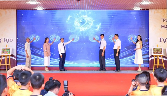 C&aacute;c đại biểu nhấn n&uacute;t ph&aacute;t động Cuộc thi vẽ tranh bảo vệ m&ocirc;i trường trong học đường lần thứ hai với chủ đề "S&acirc;n trường mơ ước của em"