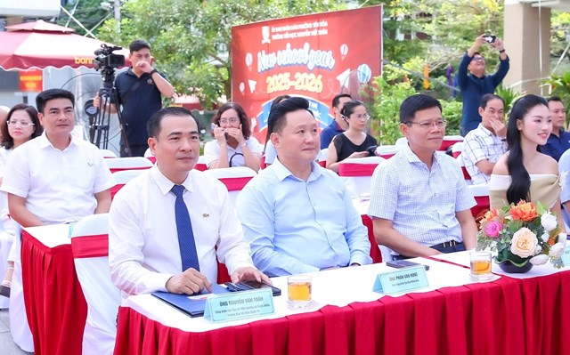 &Ocirc;ng Nguyễn Văn To&agrave;n - Tổng Bi&ecirc;n tập Tạp ch&iacute; điện tử M&ocirc;i trường v&agrave; Cuộc sống; &ocirc;ng Phan Văn H&ugrave;ng - Ph&oacute; Tổng Bi&ecirc;n tập B&aacute;o Nh&acirc;n D&acirc;n; &Ocirc;ng Nguyễn Ngọc Hiển - Tổng bi&ecirc;n tập B&aacute;o lao động tham dự lễ ph&aacute;t động (theo thứ tự từ tr&aacute;i qua phải)