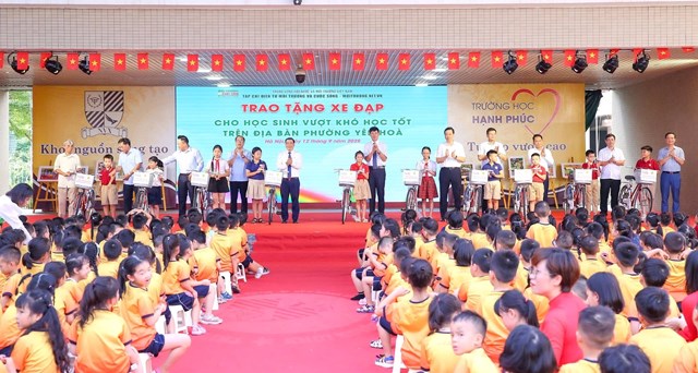Tạp ch&iacute; điện tử M&ocirc;i trường v&agrave; Cuộc sống trao 10 phần qu&agrave; l&agrave; 10 chiếc xe đạp cho c&aacute;c em học sinh c&oacute; ho&agrave;n cảnh kh&oacute; khăn c&oacute; th&agrave;nh t&iacute;ch học tập tốt tr&ecirc;n địa b&agrave;n phường Y&ecirc;n H&ograve;a