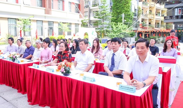 &Ocirc;ng Nguyễn Quốc Kh&aacute;nh - B&iacute; thư Đảng ủy, Chủ tịch HĐND phường Y&ecirc;n H&ograve;a; &ocirc;ng Chu Phạm Ngọc Hiển - Chủ tịch Hội Nước v&agrave; M&ocirc;i trường Việt Nam; Nguy&ecirc;n Thứ trưởng Bộ T&agrave;i nguy&ecirc;n v&agrave; M&ocirc;i trường (nay l&agrave; Bộ N&ocirc;ng nghiệp v&agrave; M&ocirc;i trường); &ocirc;ng Nguyễn Minh Cường - Ph&oacute; chủ tịch UBND phường Y&ecirc;n H&ograve;a; b&agrave; Phạm Thị Xu&acirc;n - Ph&oacute; Chủ tịch thường trực Hội Nước v&agrave; M&ocirc;i trường Việt Nam tham dự Lễ ph&aacute;t động (thứ tự từ phải qua tr&aacute;i)