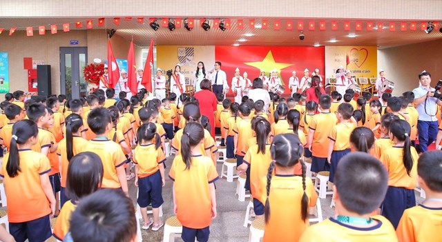 C&aacute;c đại biểu c&ugrave;ng to&agrave;n thể c&aacute;c em học sinh l&agrave;m lễ ch&agrave;o cờ