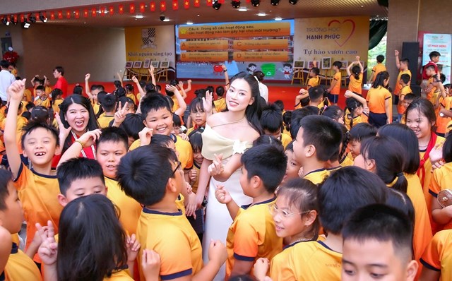 Hoa hậu Thể thao 2022 Đo&agrave;n Thu Thủy &ndash; Đại sứ của Cuộc thi giao lưu c&ugrave;ng c&aacute;c em học sinh tại Lễ ph&aacute;t động