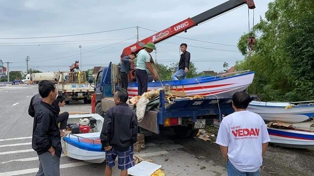 Những chiếc cano kh&ocirc;ng chỉ l&agrave; phương tiện cứu hộ, m&agrave; c&ograve;n l&agrave; biểu tượng của t&igrave;nh người, của sự đo&agrave;n kết giữa mọi miền đất nước, c&ugrave;ng nhau vượt qua kh&oacute; khăn, bảo vệ lẫn nhau trong những l&uacute;c gian nguy (Ảnh ngu&ocirc;̀n internet)