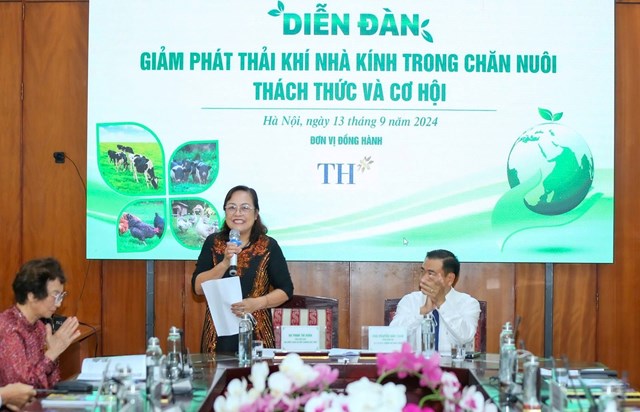 B&agrave; Phạm Thị Xu&acirc;n &ndash; Ph&oacute; Chủ tịch Phụ tr&aacute;ch Hội Nước sạch v&agrave; M&ocirc;i trường Việt Nam ph&aacute;t biểu khai mạc Diễn đ&agrave;n