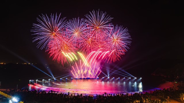 M&agrave;n tr&igrave;nh diễn &aacute;nh s&aacute;ng, ph&aacute;o hoa ngoạn mục trong show diễn Bản giao hưởng Đảo Xanh tại C&aacute;t B&agrave; m&ugrave;a h&egrave; năm nay. &nbsp;