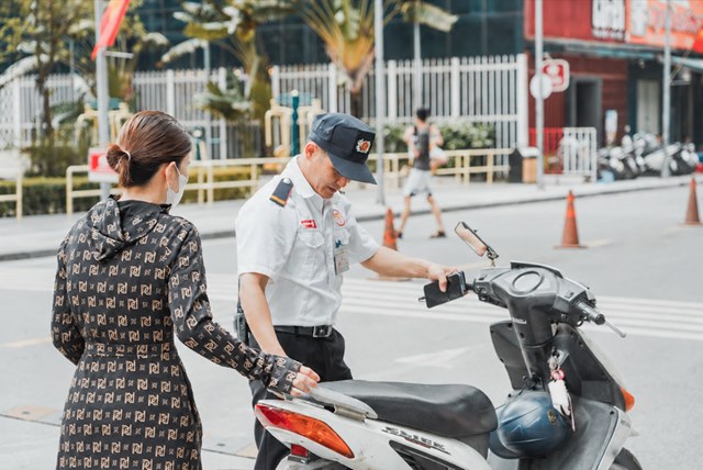 C&ocirc;ng việc an ninh đ&ograve;i hỏi người lao động được đ&agrave;o tạo về quy tr&igrave;nh, kỹ năng quan s&aacute;t, giao tiếp v&agrave; xử l&yacute; t&igrave;nh huống. Nguồn: ROX Group &nbsp;