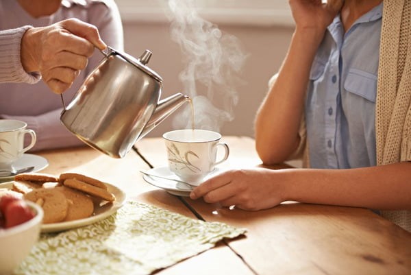 Uống tr&agrave; qu&aacute; n&oacute;ng c&oacute; nguy cơ mắc ung thư thực quản cao hơn tới 90% (Ảnh minh hoạ)
