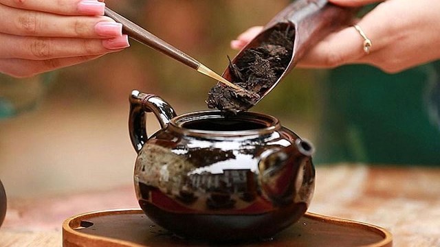 Tr&agrave; Phổ Nhĩ c&oacute; hương thơm trầm dịu, vị ch&aacute;t nhẹ ban đầu nhanh ch&oacute;ng chuyển sang hậu ngọt s&acirc;u lắng (Ảnh minh họa)