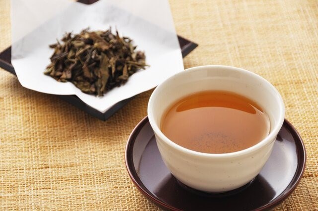 Nhiệt độ l&yacute; tưởng để uống tr&agrave; l&agrave; từ 50 đến 60 độ C, đủ để hương vị c&ograve;n đậm đ&agrave;, m&agrave; vẫn an to&agrave;n cho v&ugrave;ng họng, thực quản (Ảnh minh họa)