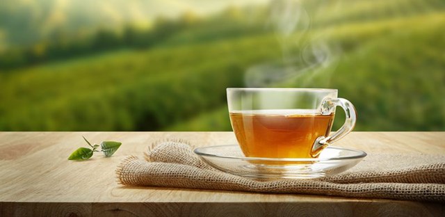 Uống tr&agrave; qu&aacute; n&oacute;ng kh&ocirc;ng chỉ l&agrave;m mất đi tinh thần thư th&aacute;i vốn c&oacute; của nghệ thuật uống tr&agrave;, m&agrave; c&ograve;n phản t&aacute;c dụng với bảo vệ sức khỏe (Ảnh minh họa)