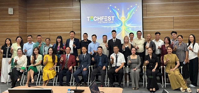 Ban tổ chức v&agrave; kh&aacute;ch mời chụp ảnh lưu niệm &nbsp;