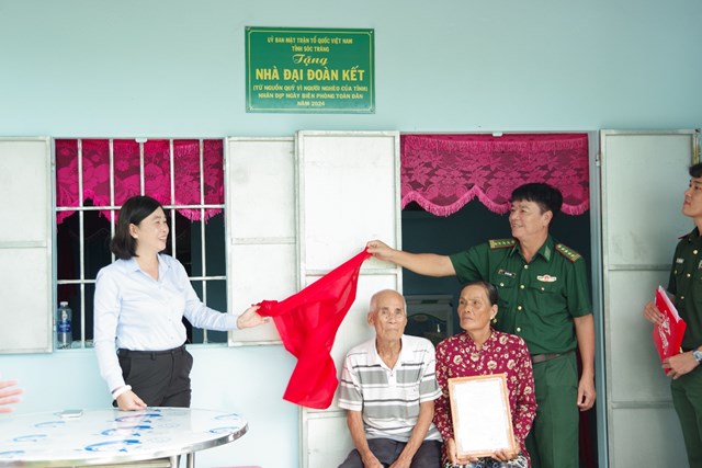 L&atilde;nh đạo BĐBP tỉnh v&agrave; Ủy ban MTTQ Việt Nam tỉnh mở băng bảng nh&agrave; Đại đo&agrave;n kết tại Lễ b&agrave;n giao nh&agrave; b&agrave; Trần Thị Nếu, kh&oacute;m Xo&agrave;i C&ocirc;n, Phường 2