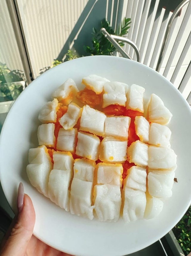 C&aacute;ch ăn b&aacute;nh mới lạ của loại b&aacute;nh n&agrave;y l&agrave; &eacute;p dẹt v&agrave; chia nhỏ chiếc b&aacute;nh