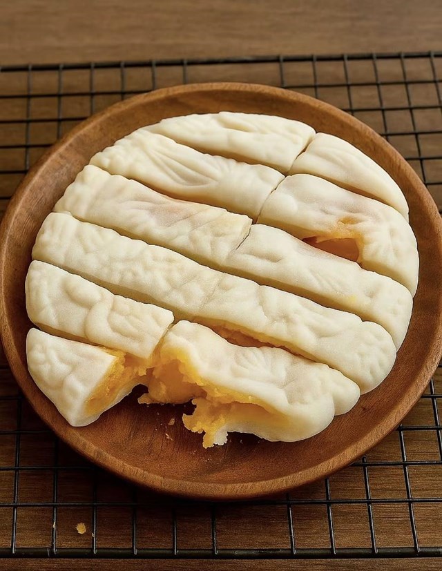 Chiếc b&aacute;nh dẻo nh&acirc;n trứng muối g&oacute;p phần khuấy động kh&ocirc;ng kh&iacute; Trung thu năm nay