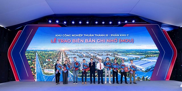 Nghi thức trao nhận Bi&ecirc;n bản ghi nhớ hợp t&aacute;c giữa Gilimex Industrial Park v&agrave; c&aacute;c nh&agrave; đầu tư .