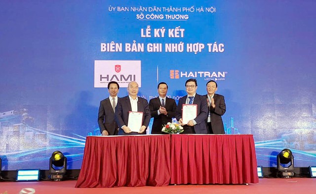Ký k&ecirc;́t bi&ecirc;n bản hợp tác chuy&ecirc;̉n giao c&ocirc;ng ngh&ecirc;̣ giữa các doanh nghi&ecirc;̣p tại h&ocirc;̣i chợ &nbsp;