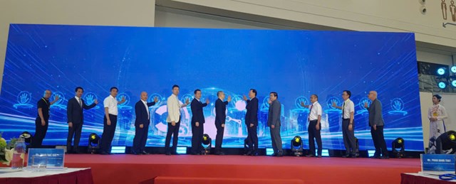 C&aacute;c đại biểu tham dự v&agrave; thực hiện nghi thức khai mạc Hội chợ Triển l&atilde;m GREENTECH HANOI 2026&nbsp;