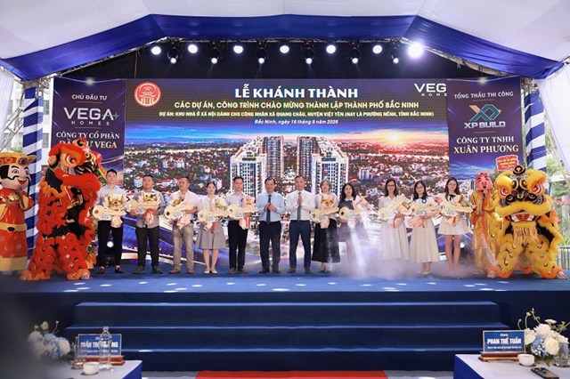 Lễ&nbsp;trao ch&igrave;a kh&oacute;a, tặng hoa ch&uacute;c mừng một số cư d&acirc;n đầu ti&ecirc;n tại Khu nh&agrave; ở x&atilde; hội. &nbsp;