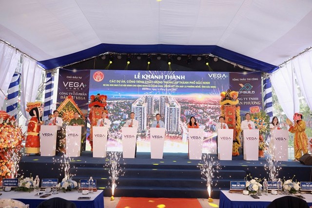 C&aacute;c đại biểu ấn n&uacute;t kh&aacute;nh th&agrave;nh dự &aacute;n. &nbsp;