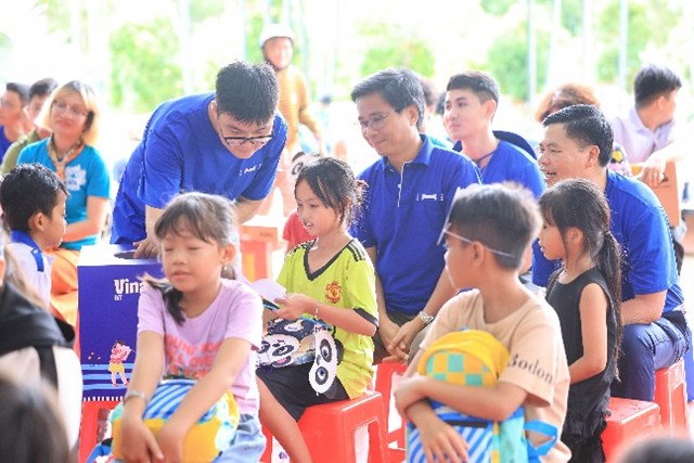 Nh&acirc;n vi&ecirc;n Vinamilk đ&atilde; chung tay tổ chức cho c&aacute;c em tại x&atilde; Đất Mũi (C&agrave; Mau) một Trung thu vui tươi, ấm &aacute;p