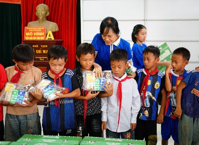 B&agrave; Nguyễn Thị Minh T&acirc;m&nbsp;- Gi&aacute;m đốc Chi nh&aacute;nh Vinamilk H&agrave; Nội, trao phần qu&agrave; của Vinamilk cho c&aacute;c b&eacute; ở x&oacute;m Trung Sơn, x&atilde; Quang Sơn, huyện Đồng Hỷ (tỉnh Th&aacute;i Nguy&ecirc;n) &nbsp;